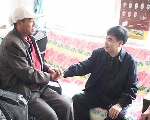副区长赵玉影为重度残疾人送轮椅