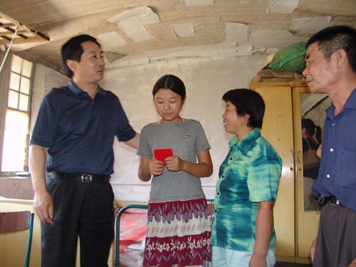 区委书记梁伟为贫困残疾人家庭子女送助学金