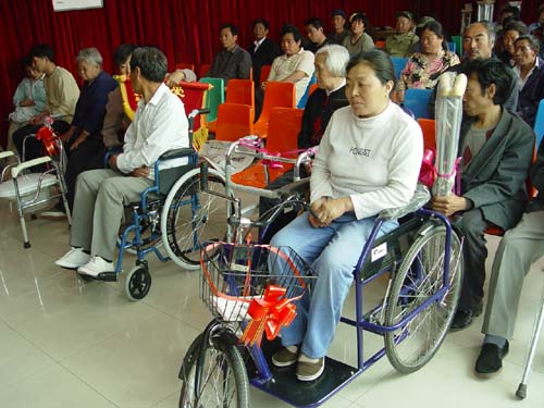区残联为残疾人免费发放用品用具