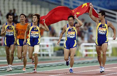 残疾人运动员李岩松（右三）在雅典残奥会上为国争光