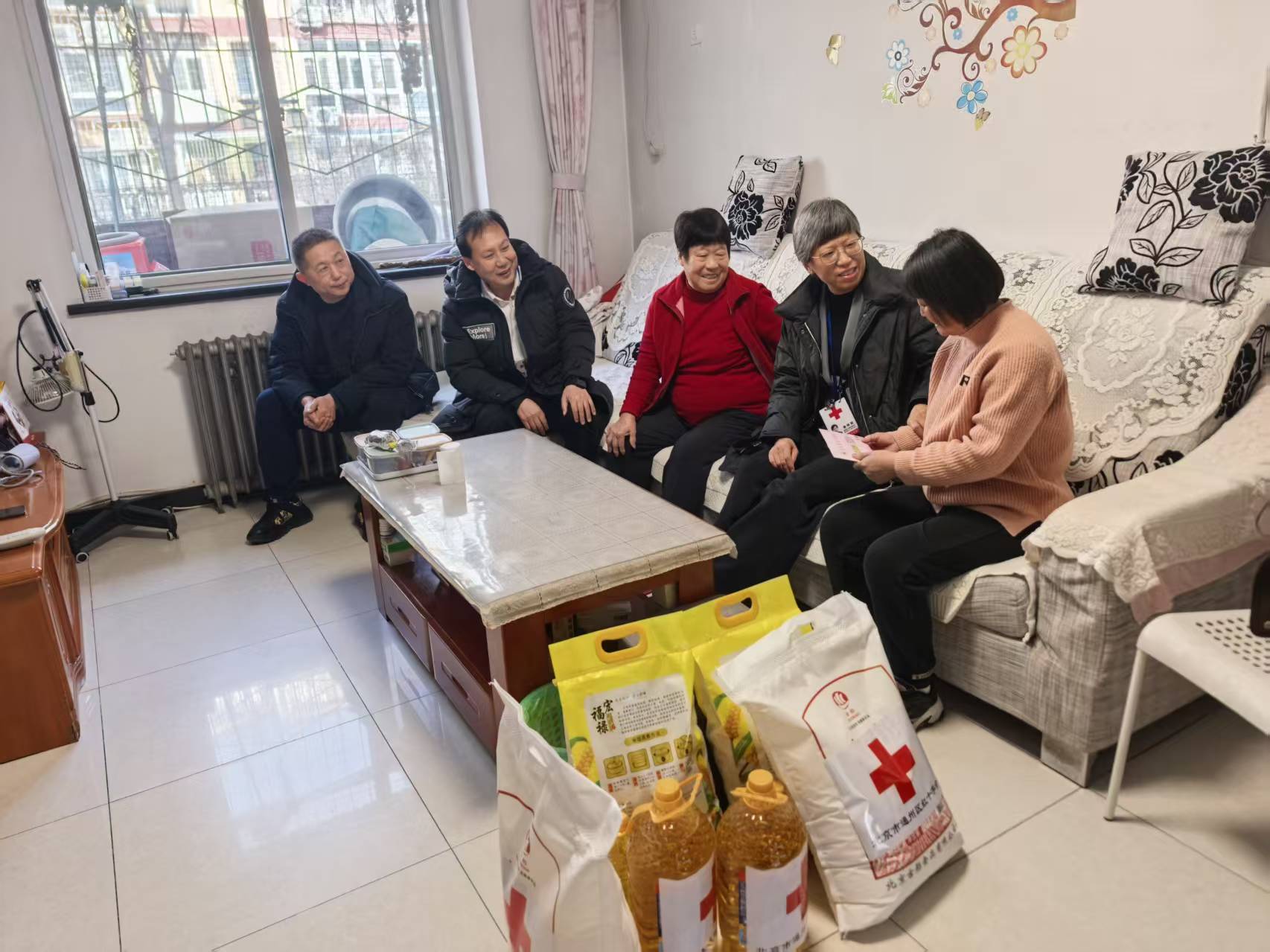 区政府副区长、区红十字会会长董明慧带队走访慰问大病困难家庭