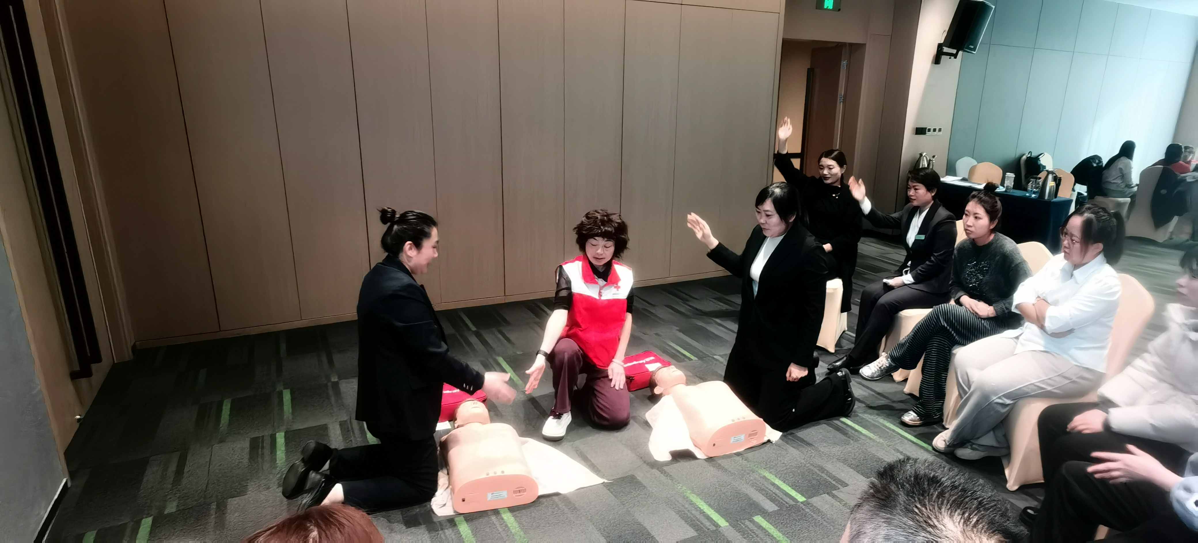 通州红十字会走进希尔顿欢朋酒店开展今年首场应急救护技能培训