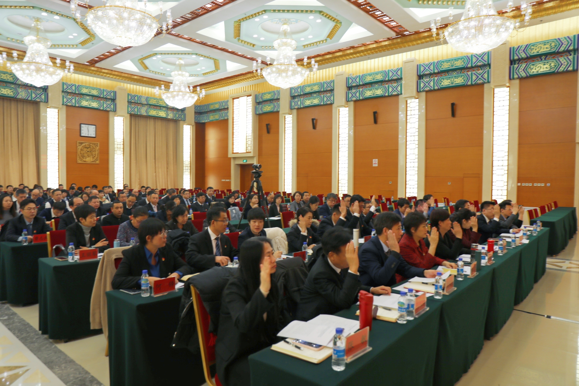 区纪委委员举手表决通过全会报告